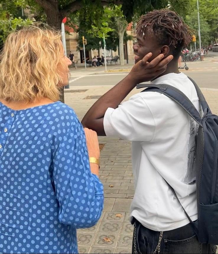 Muhammad y Alba paseando por Barcelona.