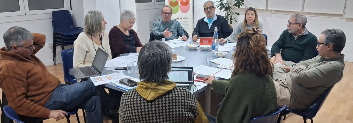 Reunió de la junta i la direcció de Punt de Referència a la seu de l'entitat.